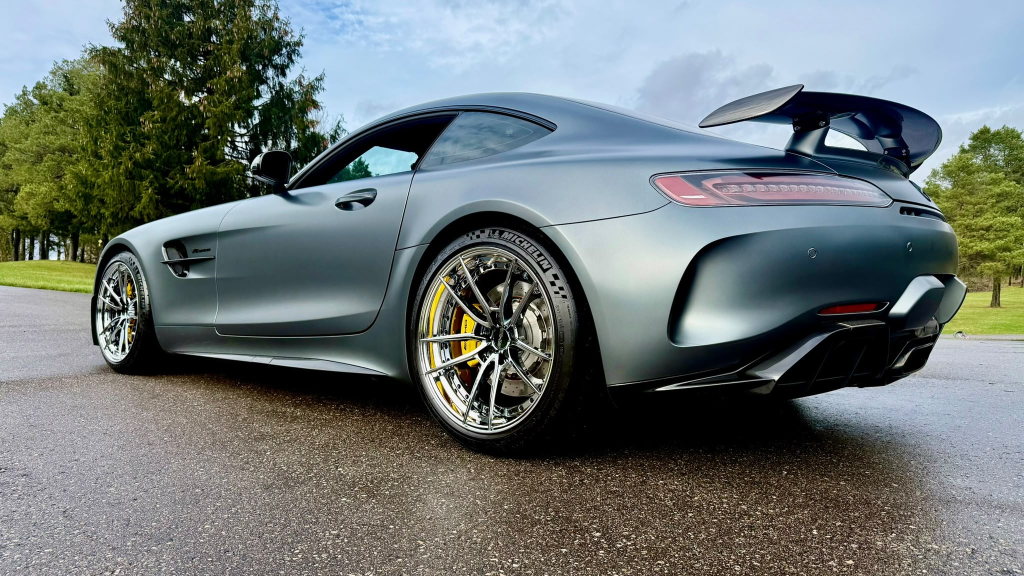 Rear three-quarter view of the 2018 Mercedes-AMG GT R with the 20 × 12.5-inch TW022 rear wheel